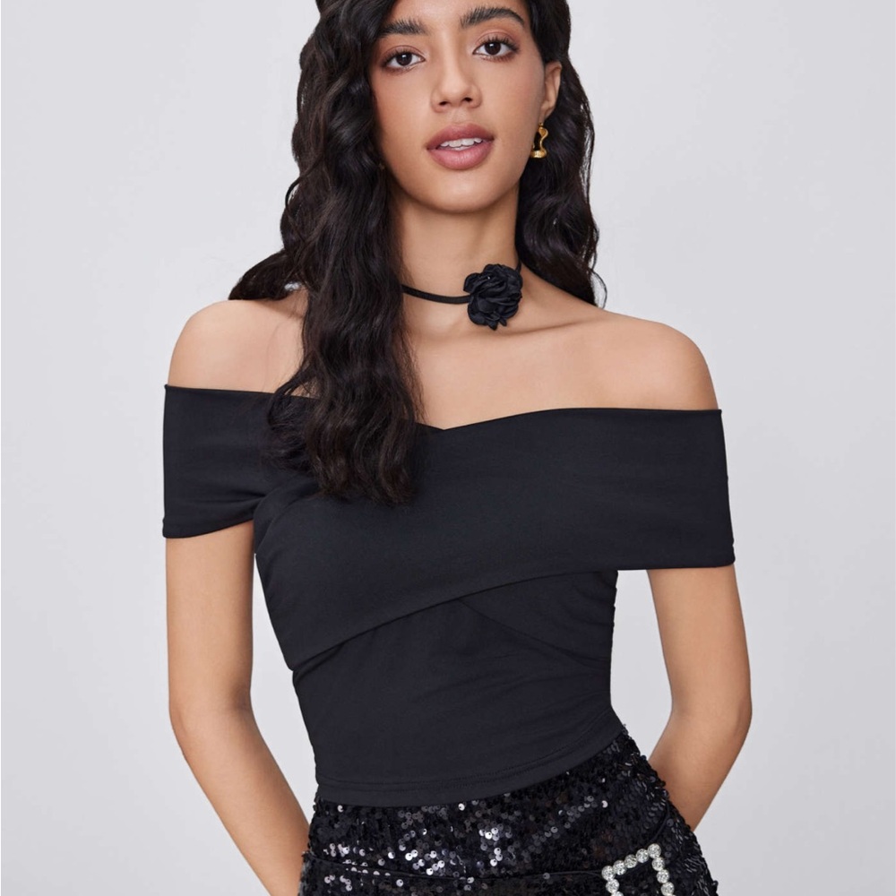 OFF-SHOULDER RUCHED CROP TOP. Size S-M.